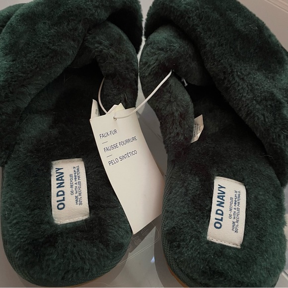 NWT Old Navy Green Plush Slippers Size 8 - Picture 3 of 5